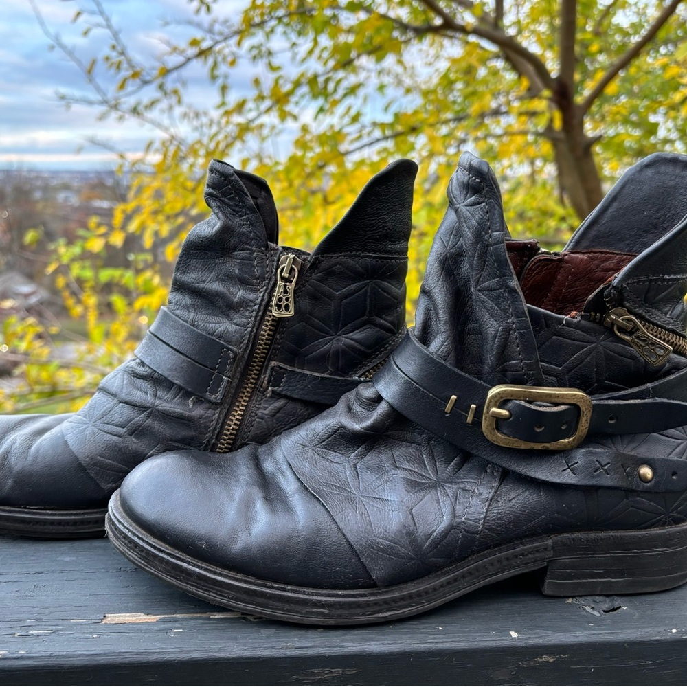 AS98 ISHA BOHO black leather ankle boot. Size 40 US 9.5